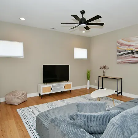 Charming Modern Duplex Well Located Near Broad Ripple Apartment